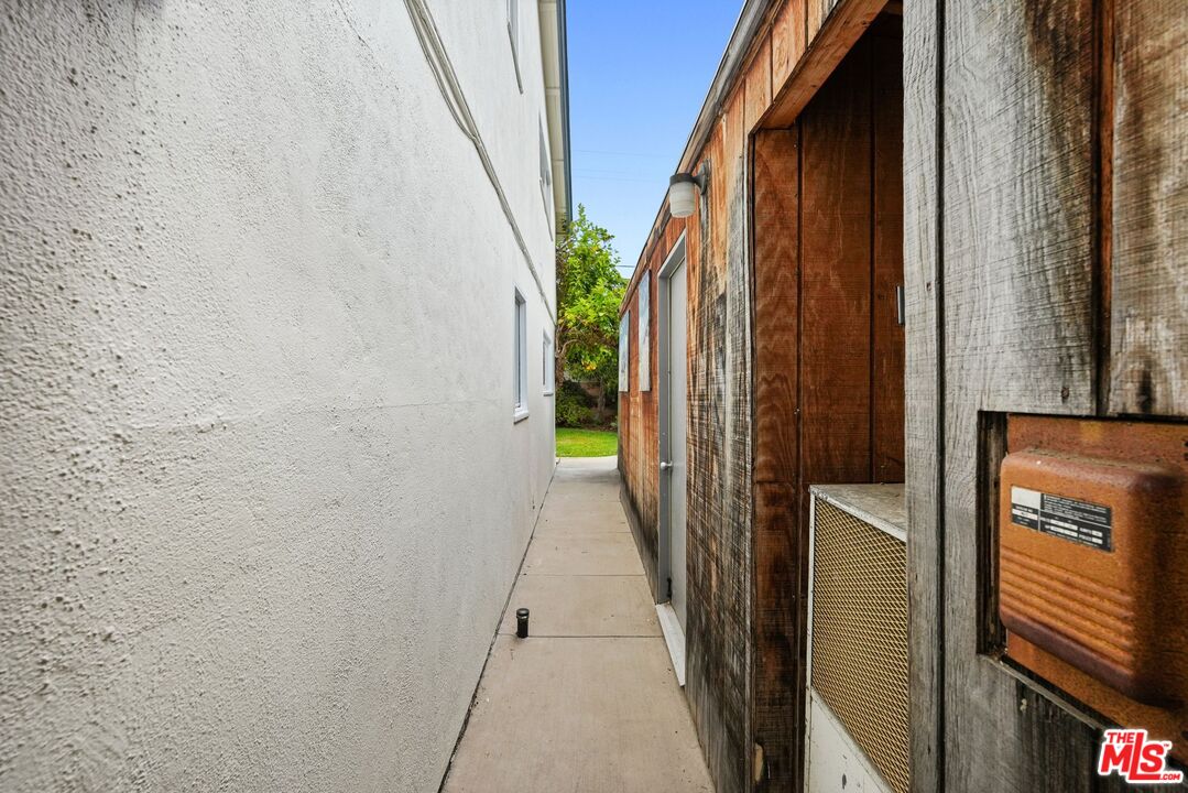 23608 Kathryn Ave