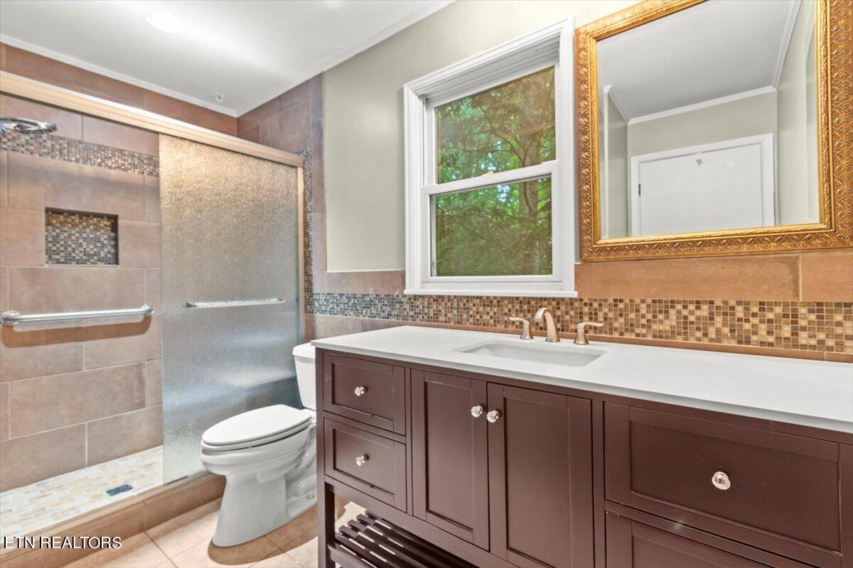 2504 Mont Glen Drive