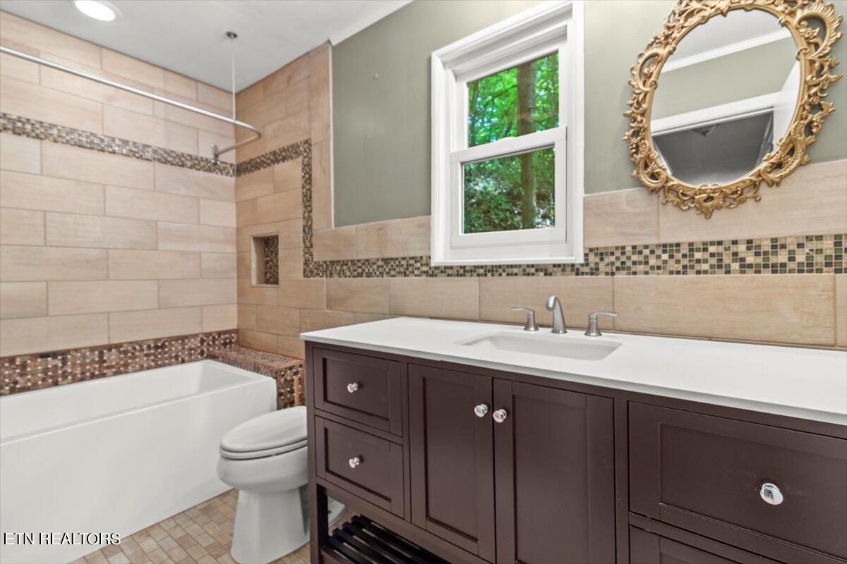 2504 Mont Glen Drive