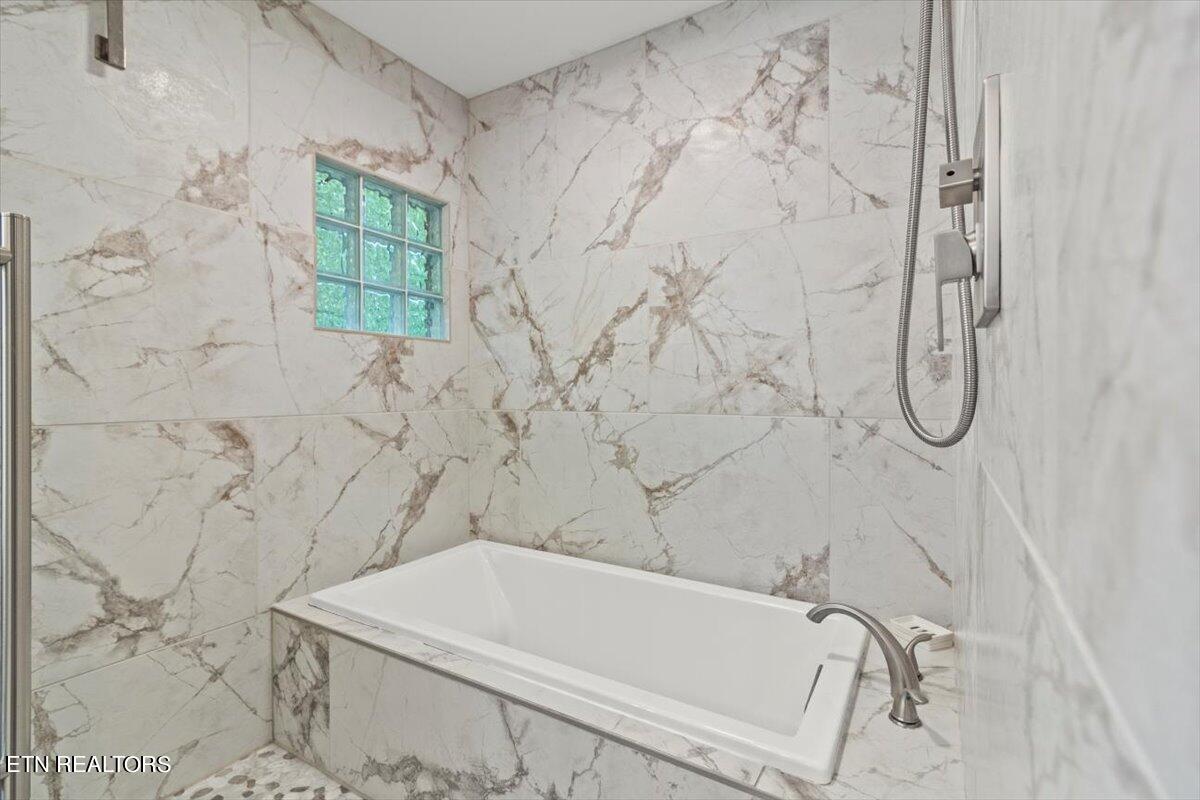 2504 Mont Glen Drive