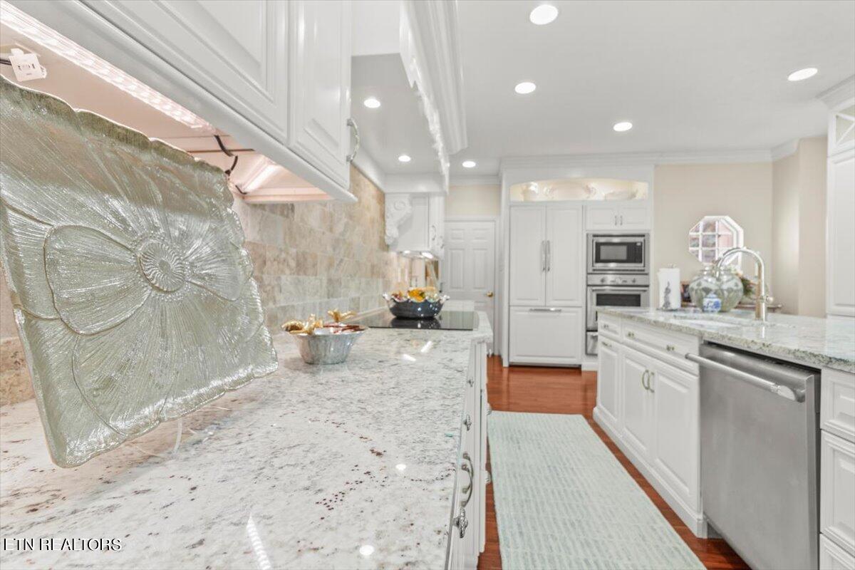 7049 Lake Bluff Court