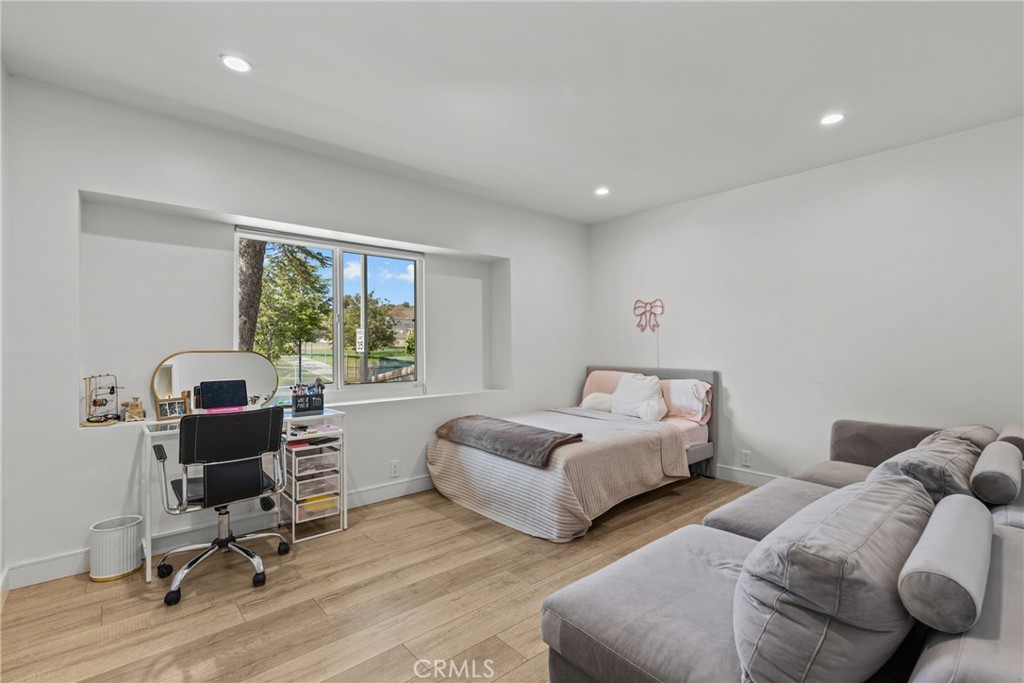 240 W Gainsborough Road