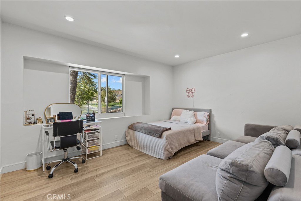 240 W Gainsborough Road