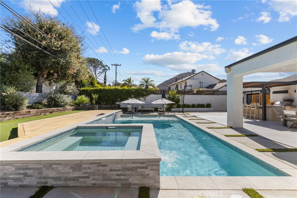 240 W Gainsborough Road