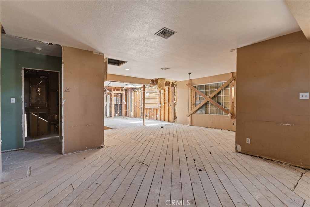 19448 Kittridge Street