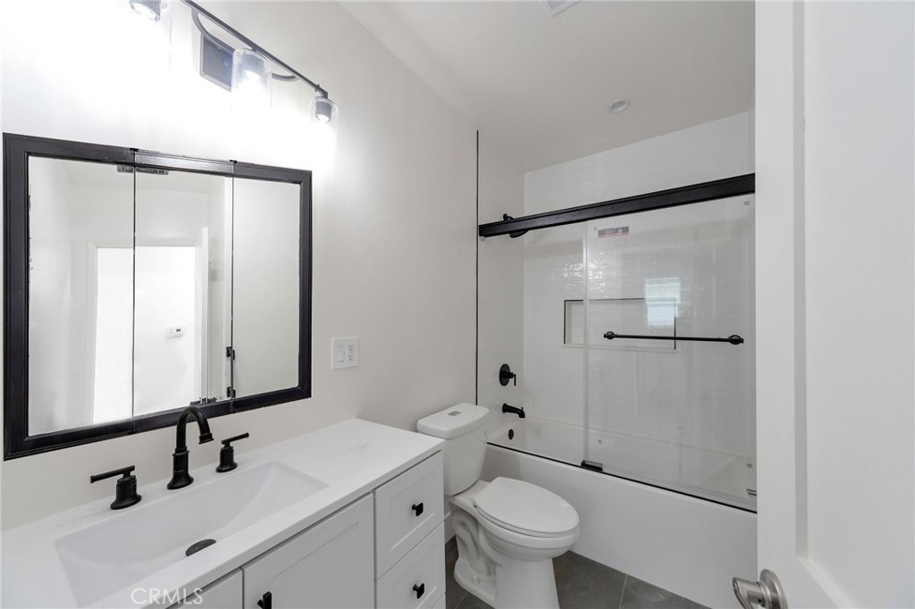 6153 Clybourn Avenue