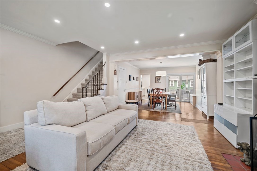 11 Hollenden Place