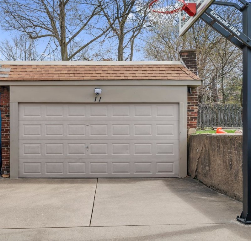 11 Hollenden Place