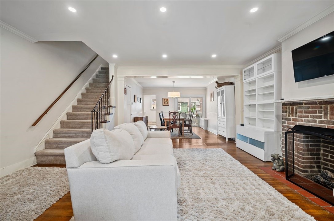 11 Hollenden Place