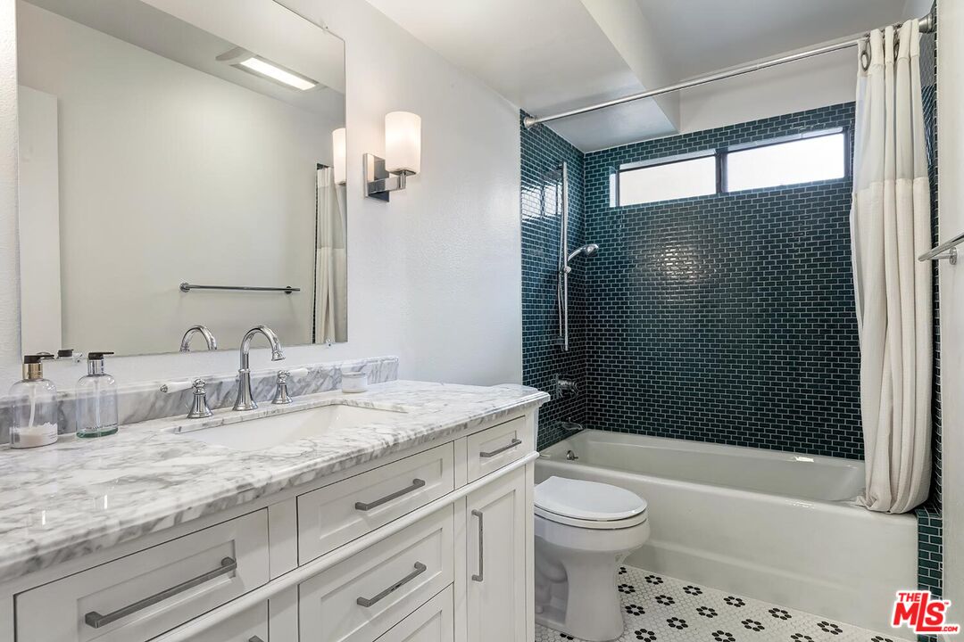 858 12th St Unit: 4