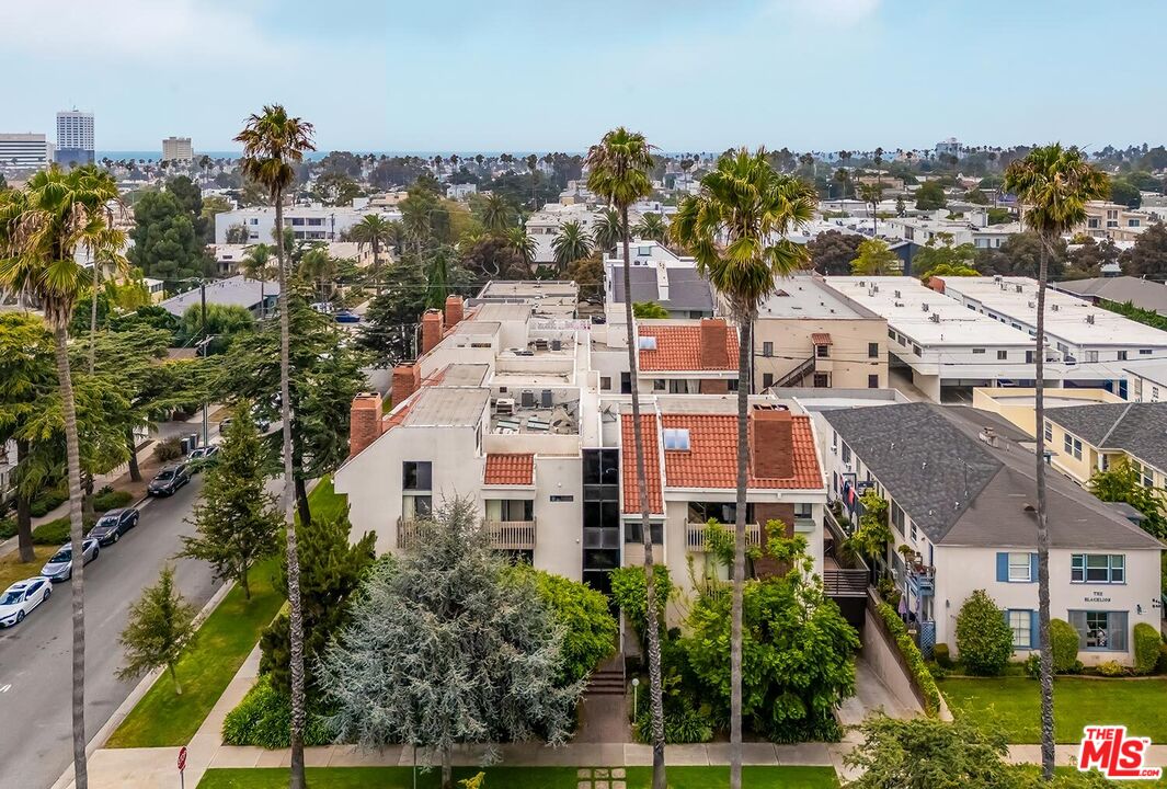 858 12th St Unit: 4