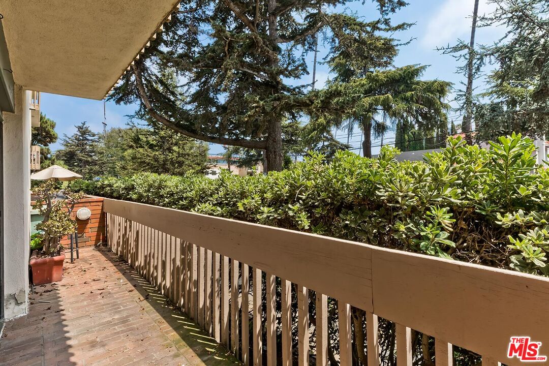 858 12th St Unit: 4