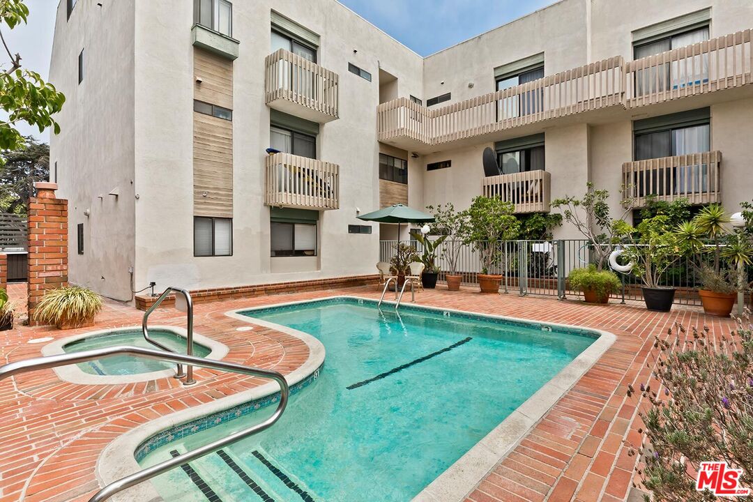 858 12th St Unit: 4