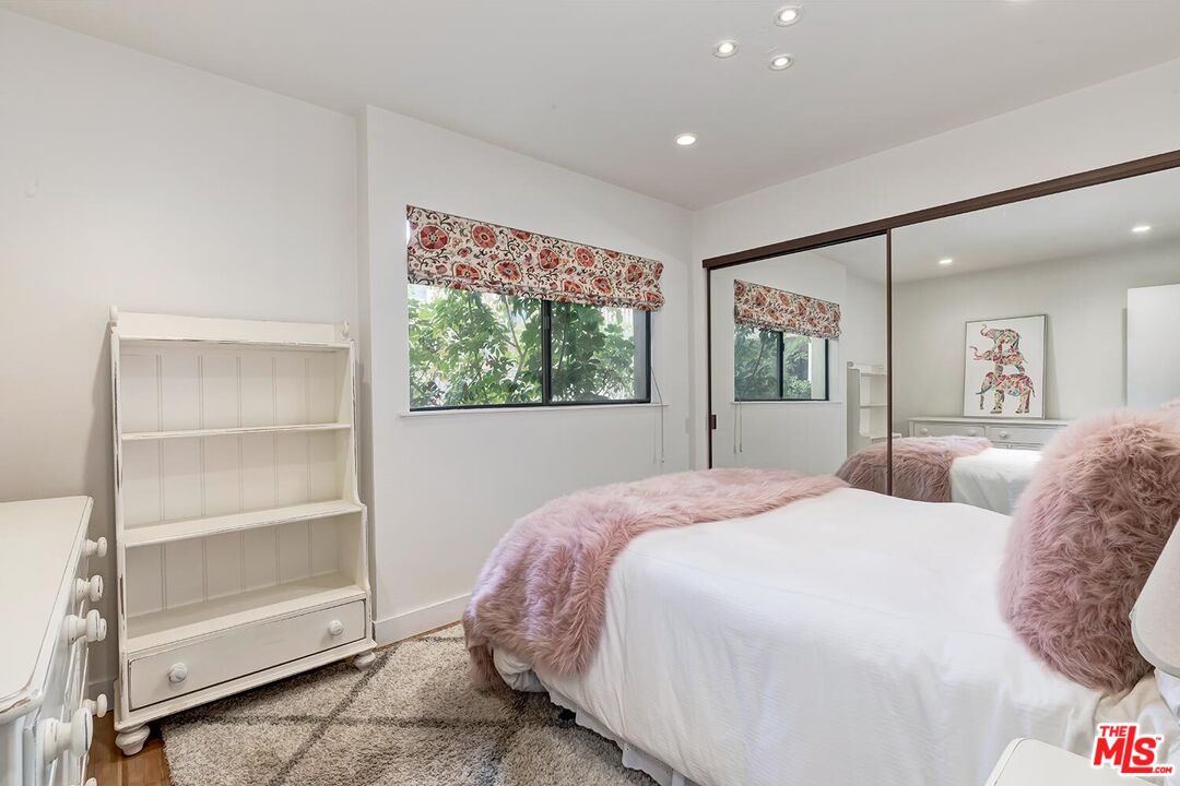 858 12th St Unit: 4