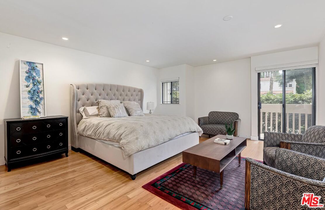 858 12th St Unit: 4