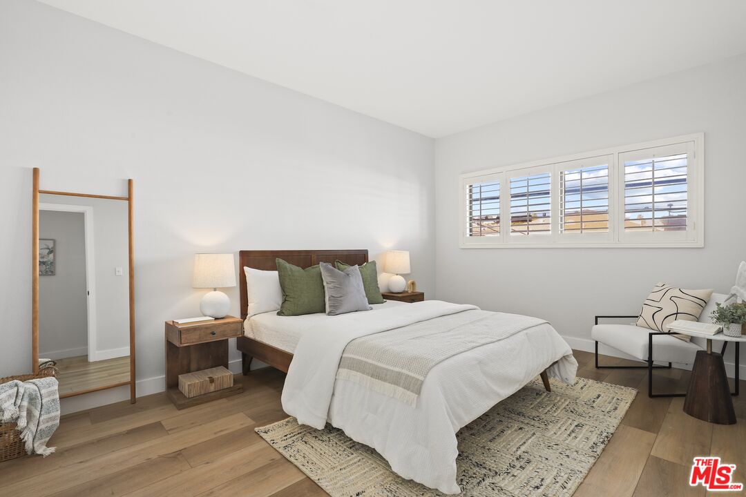 1049 16th St Unit: 5