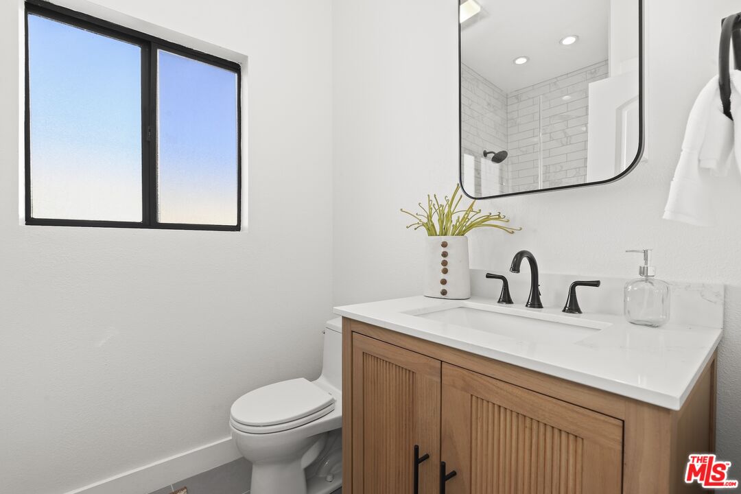 1049 16th St Unit: 5