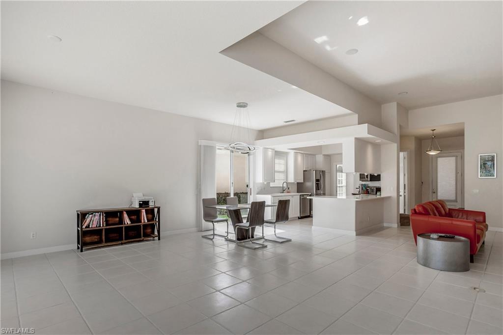 3899 Valentia WAY