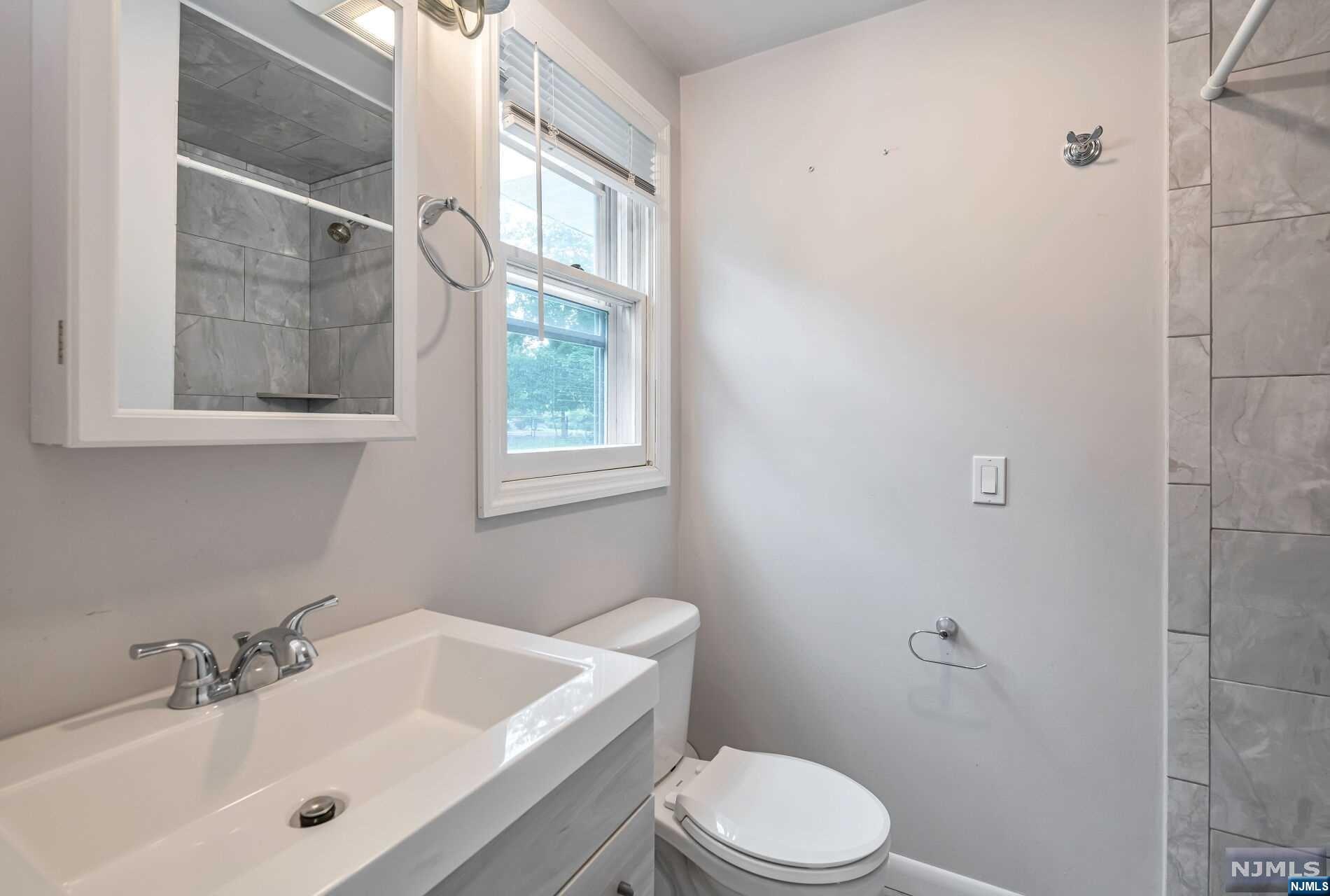 1013 Kent Place 1st Floor