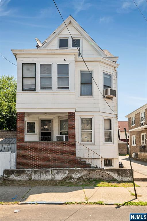 253 E 21st Street