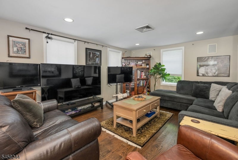 41 E Crescent Ave