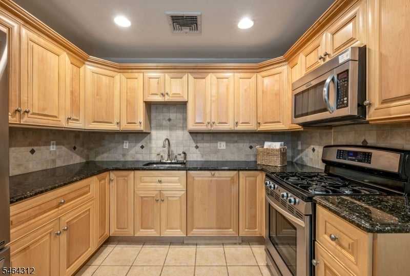 15 Bentley Dr