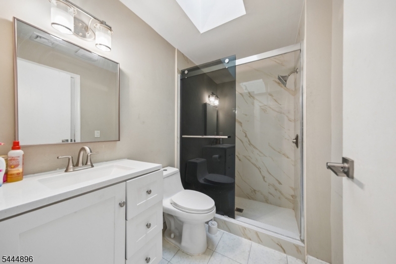 18 E 37Th St