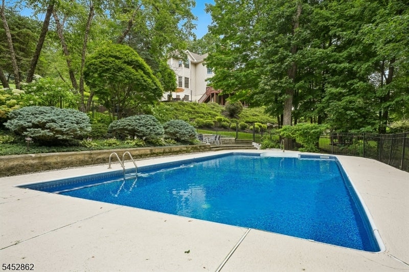 3 Forest Hill Dr
