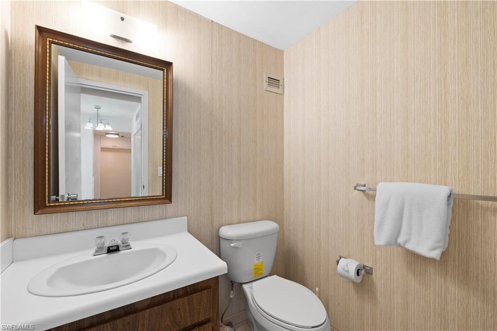 140 Seaview CT # 1704S