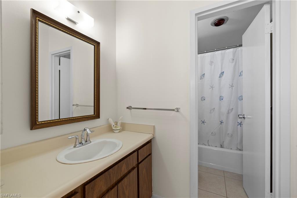 140 Seaview CT # 1704S