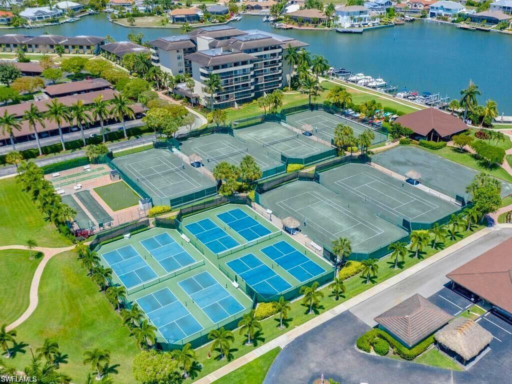 320 Seaview CT 608
