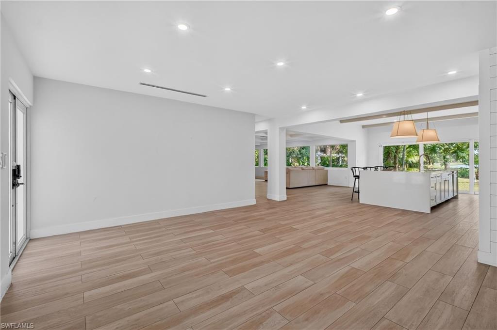 1225 Fruitland AVE