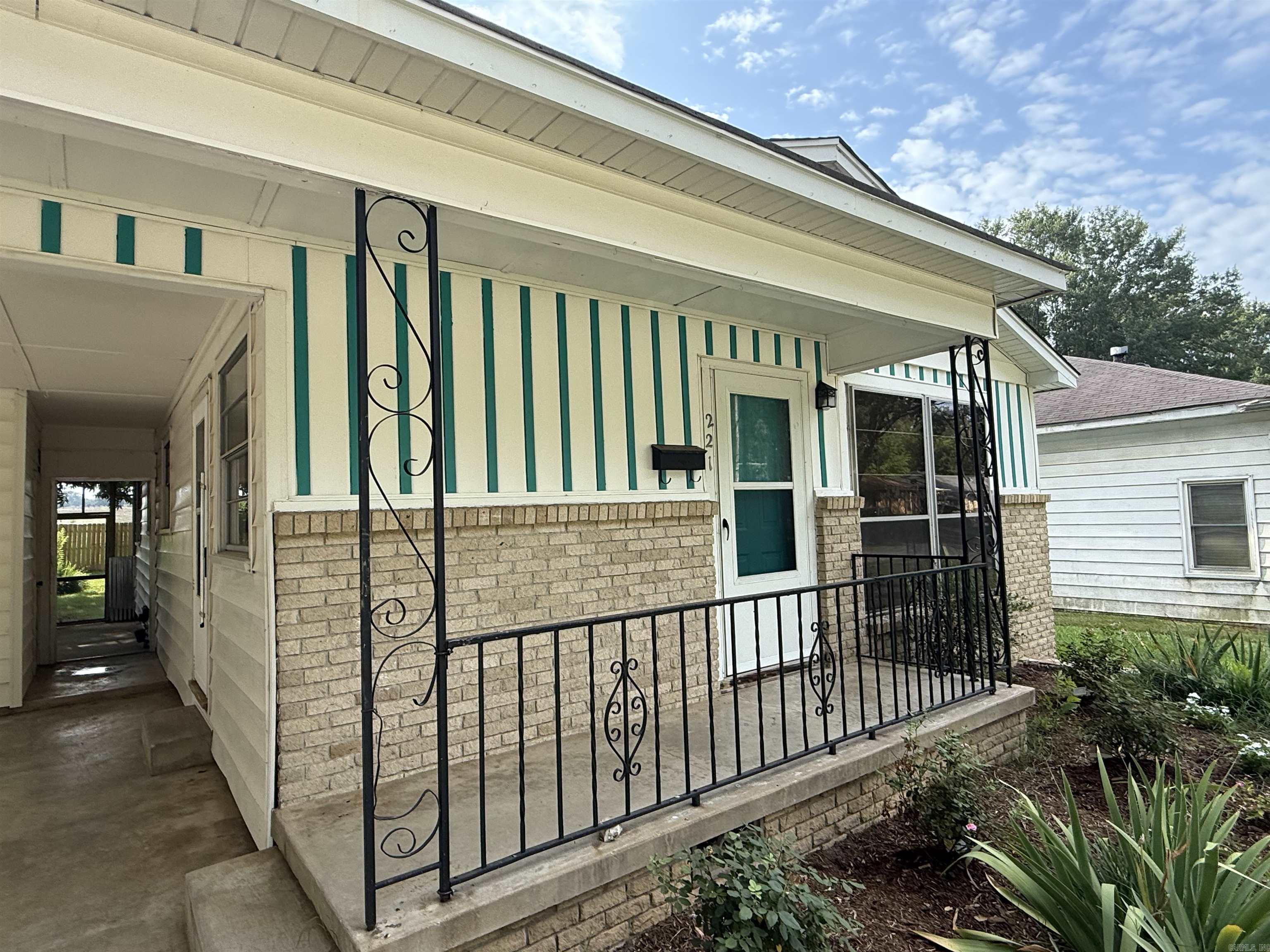 221 Crouch Street