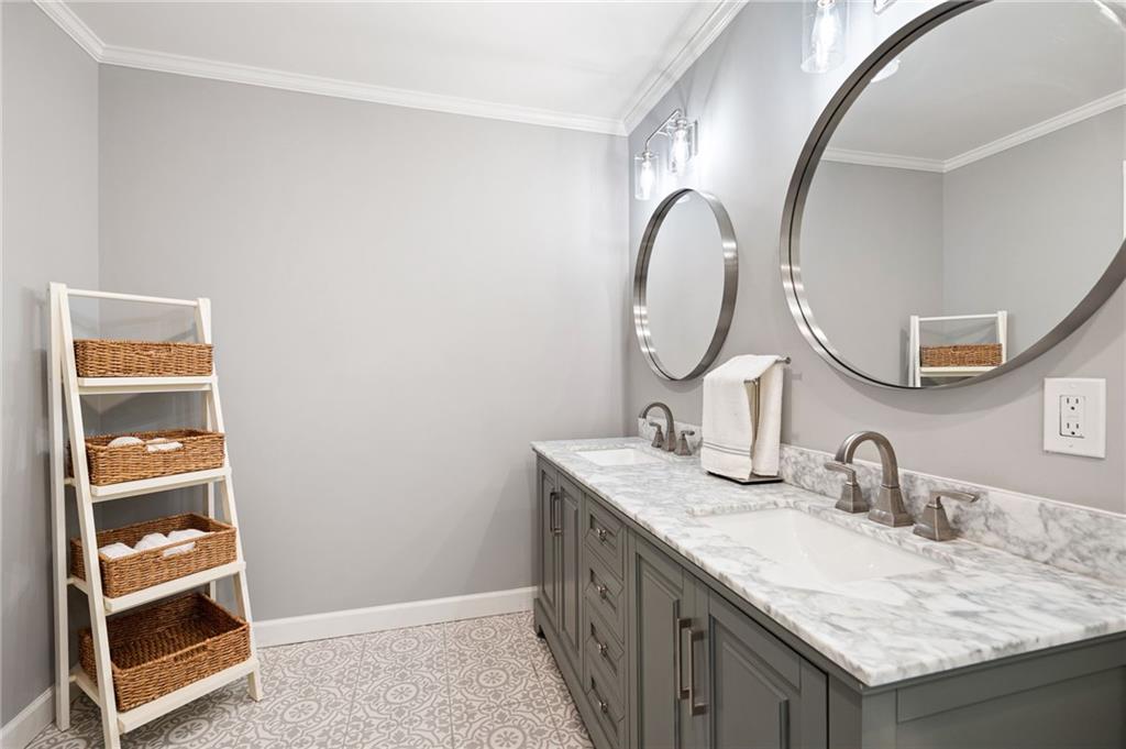 3830 E CARLYLE Court