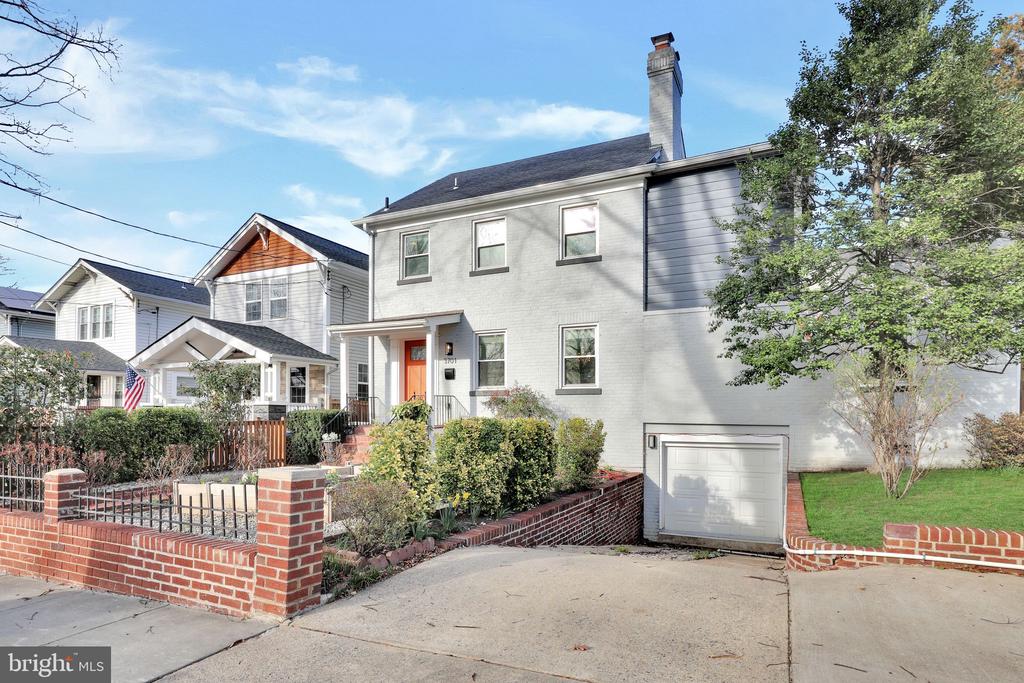 3701 South Dakota Ave NE