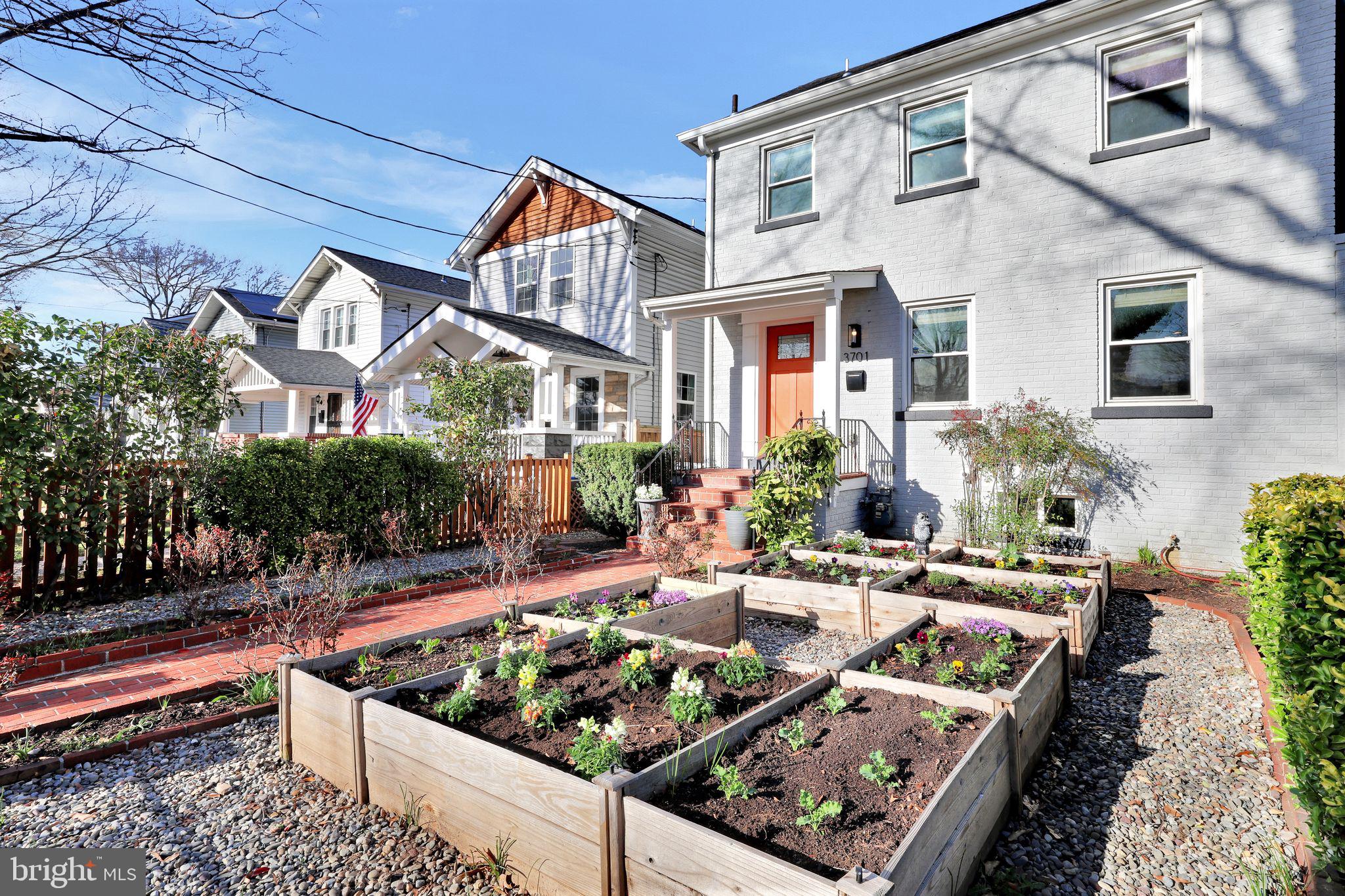 3701 South Dakota Ave NE