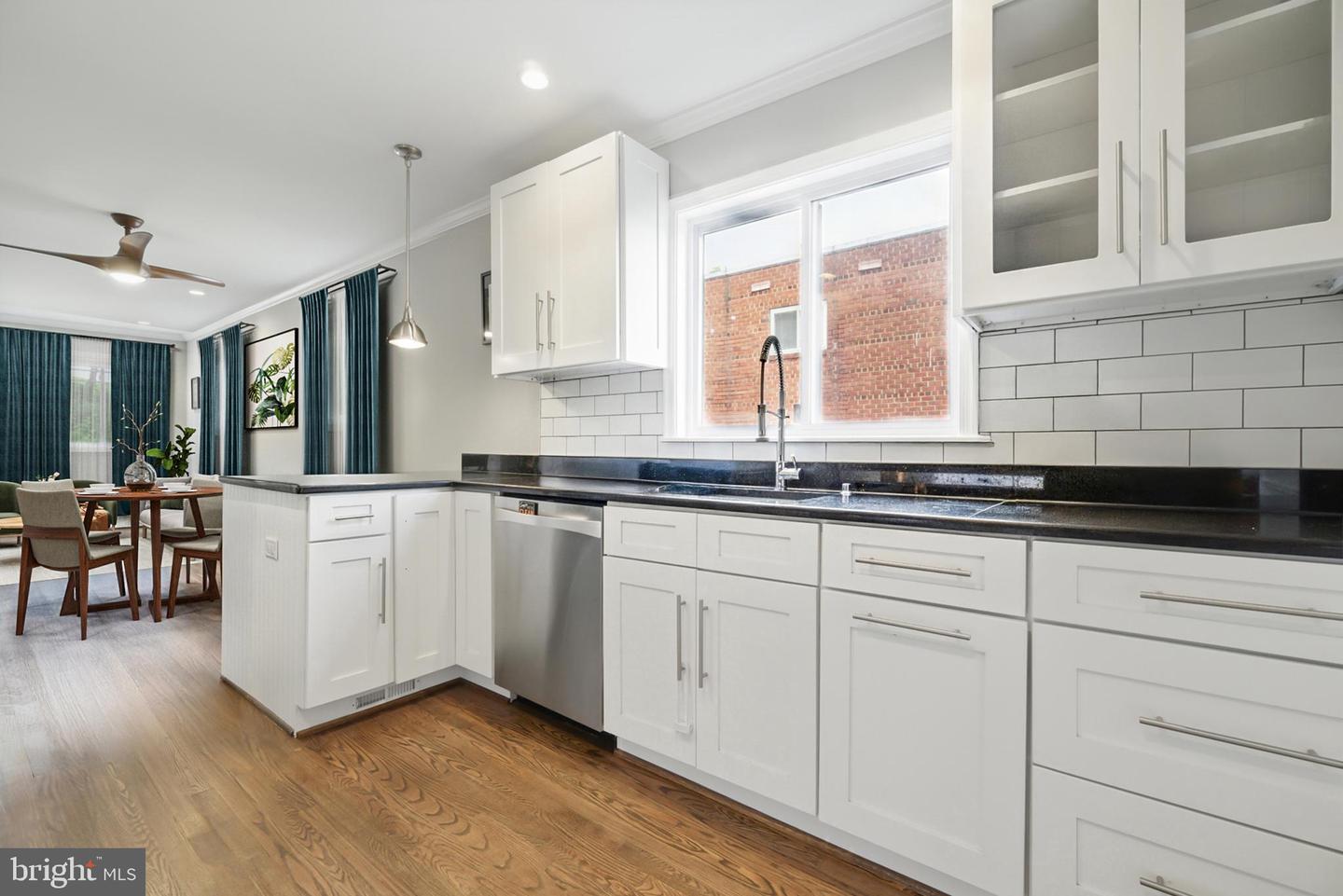 18 van Buren St NW