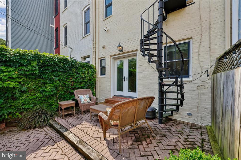 126 E STREET SE