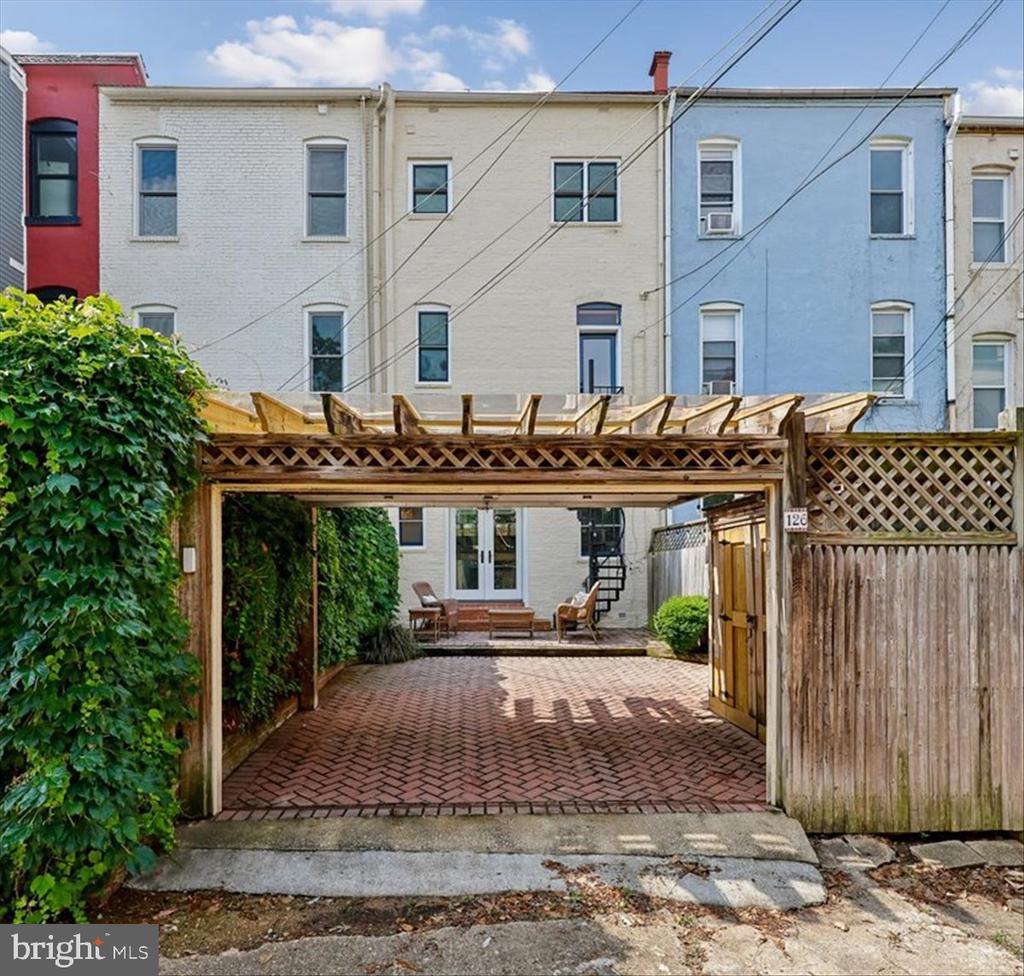 126 E STREET SE
