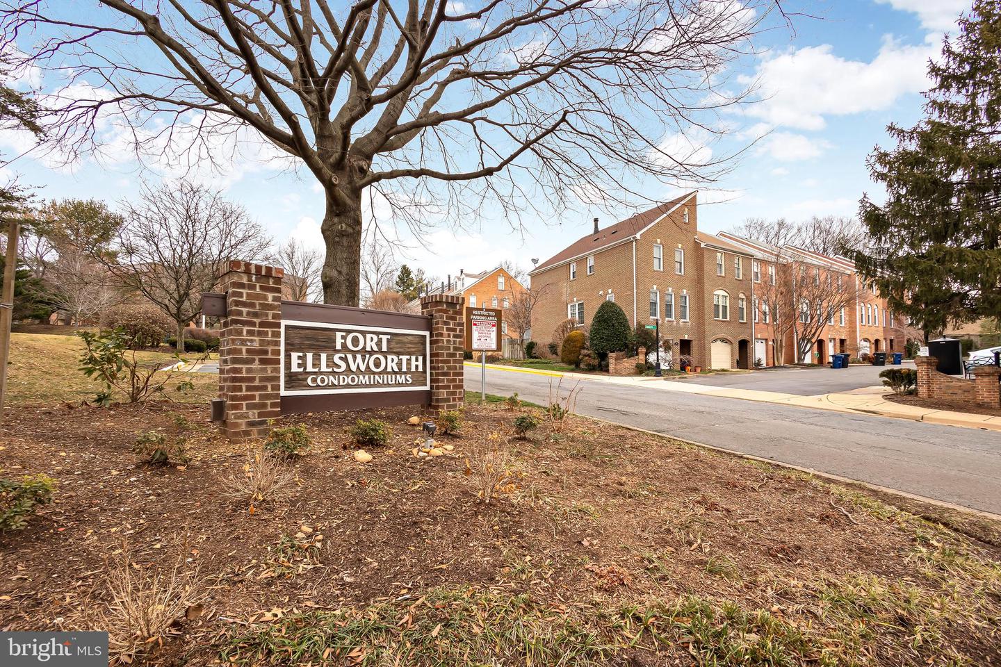 110 Roberts Ln #301