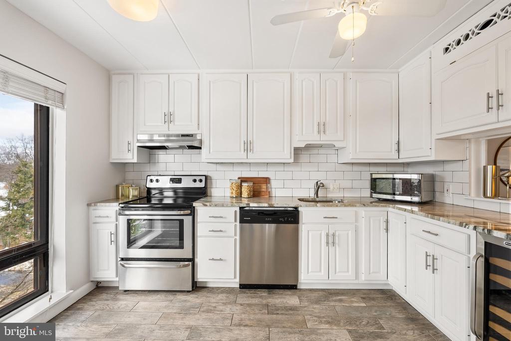 128 Roberts Ln #201