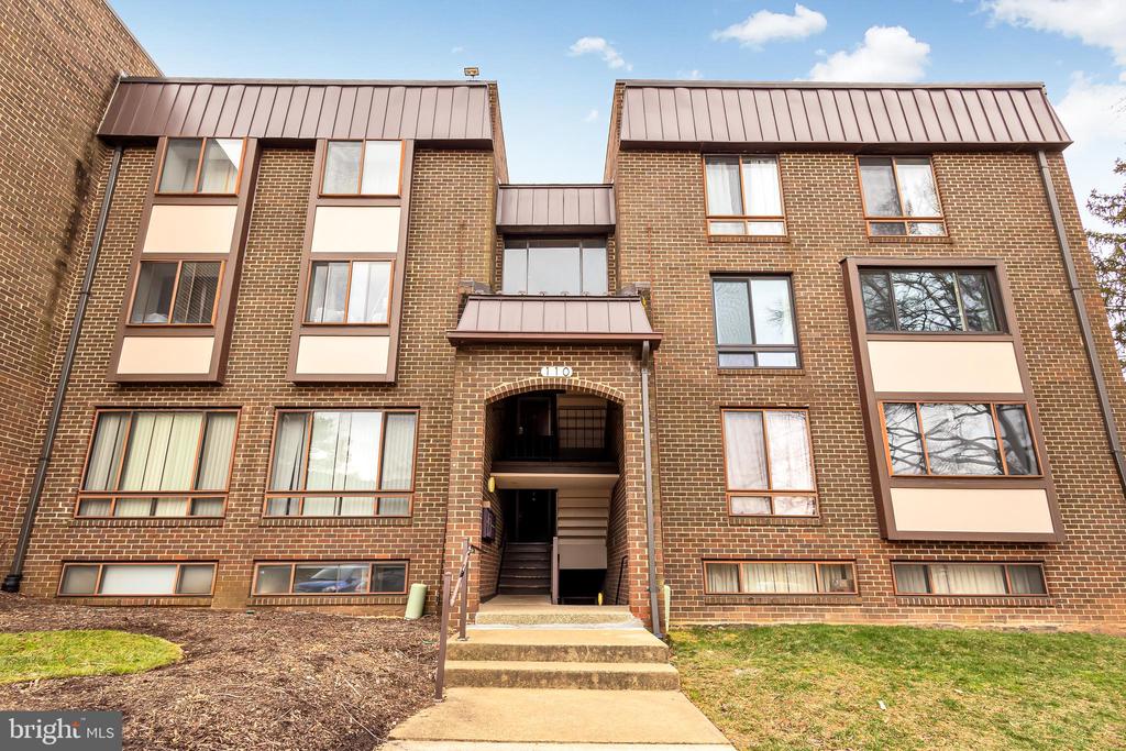 128 Roberts Ln #201