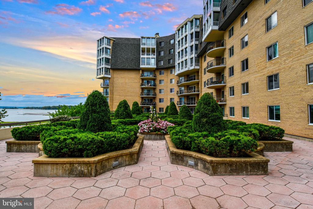 1250 S WASHINGTON STREET Unit: 816