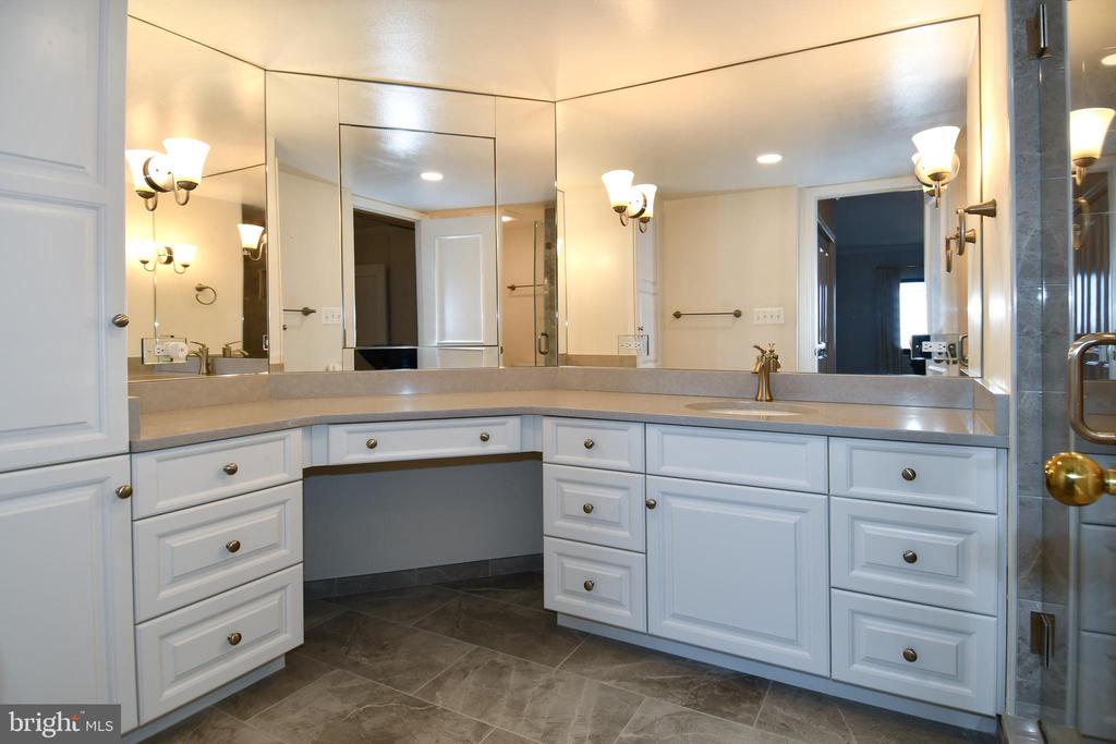 1250 S WASHINGTON STREET Unit: 816