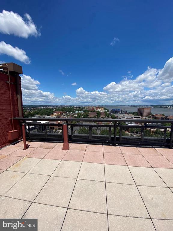 801 N PITT STREET Unit: 220