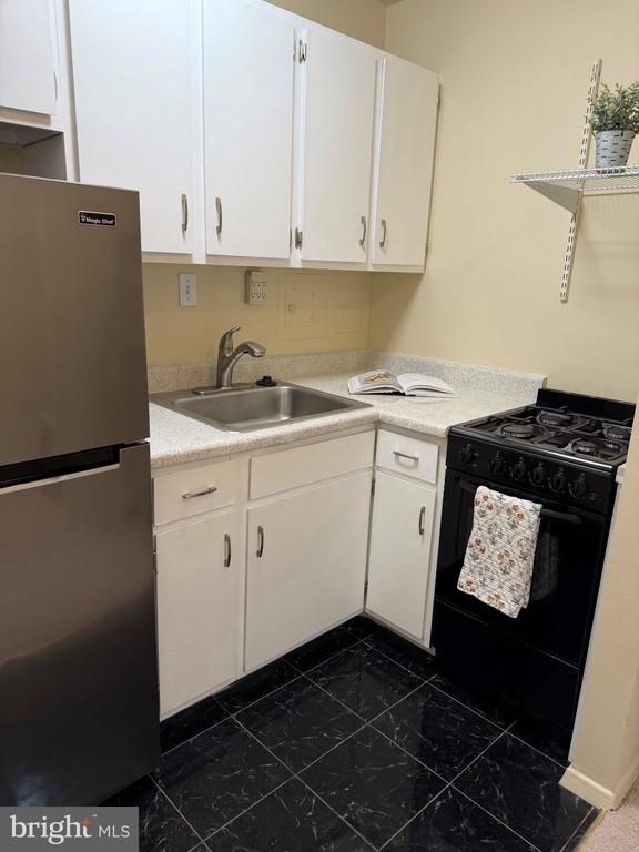 801 N PITT STREET Unit: 220