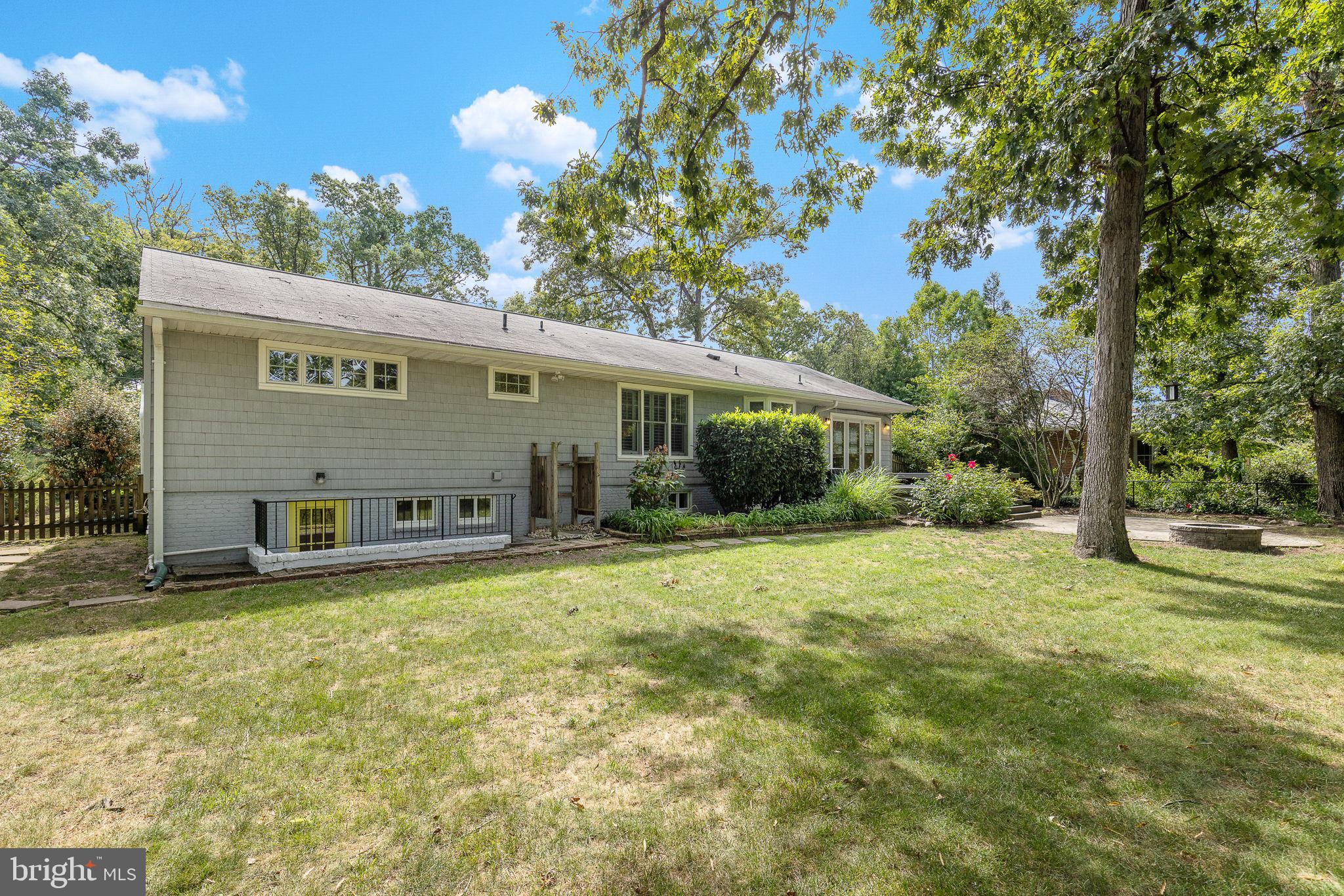 6123 Beachway Dr