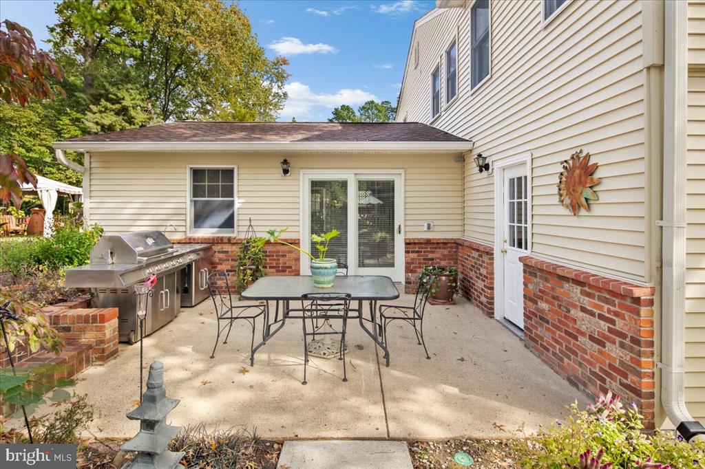 914 DRESDEN COURT