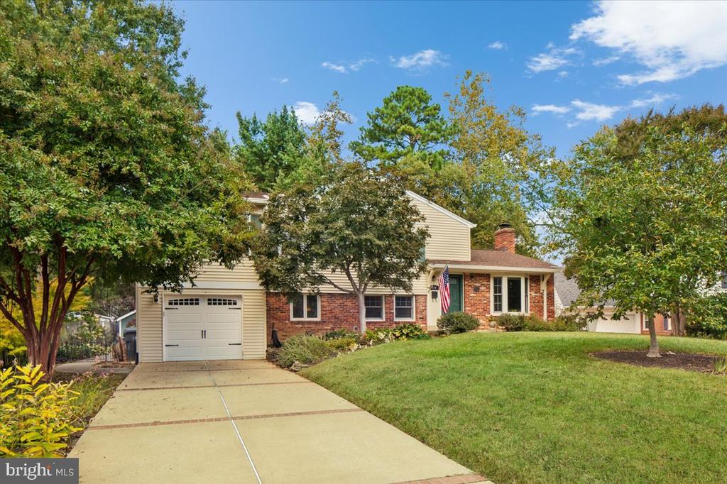914 DRESDEN COURT