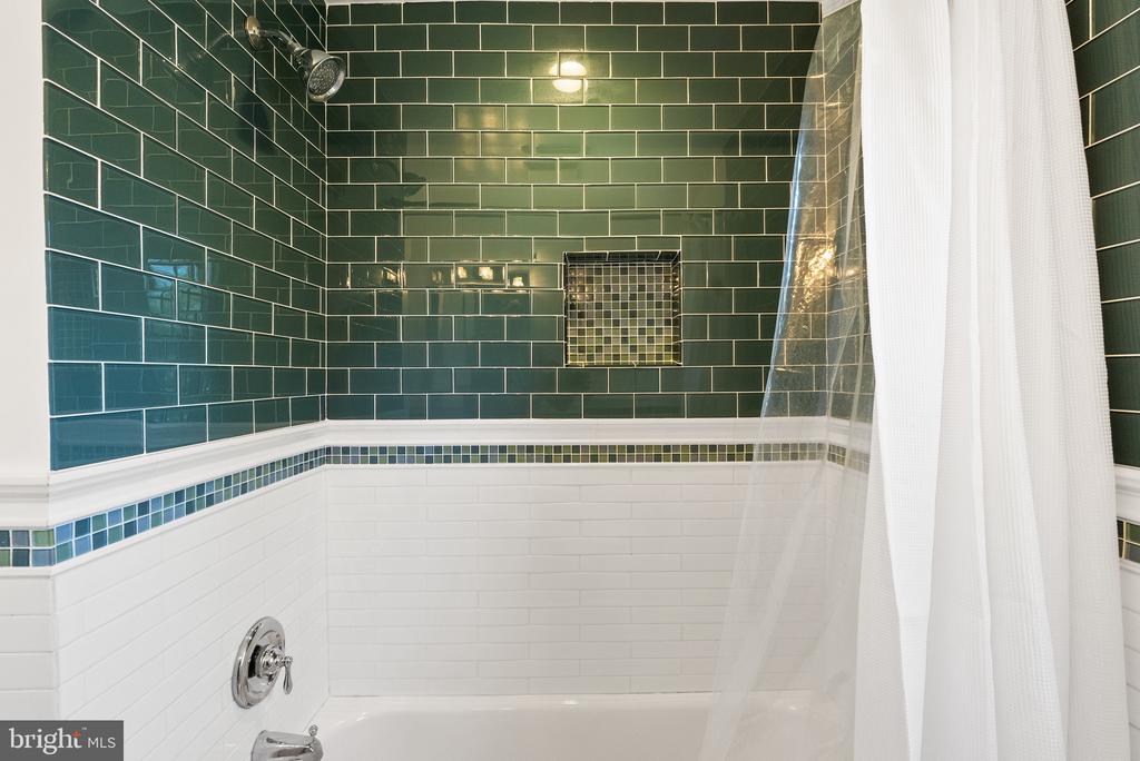 1907 SHANNON COURT